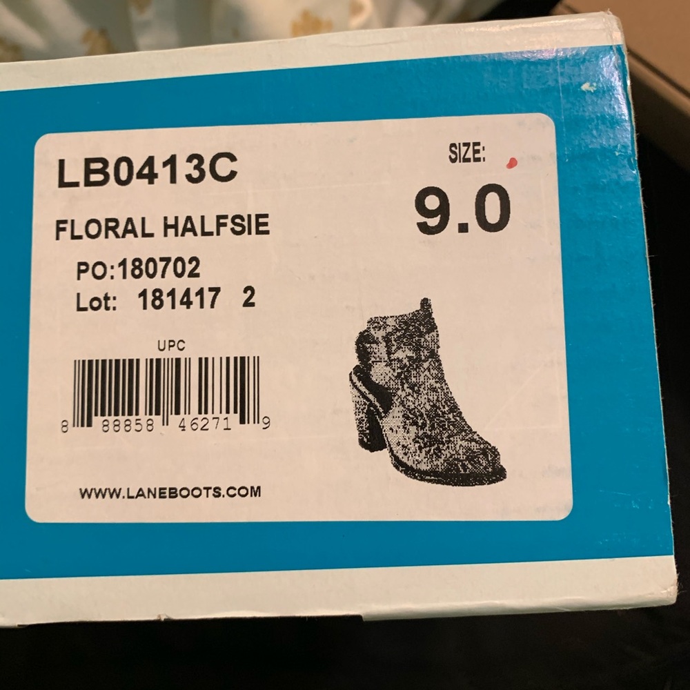 Green Floral Shoes size 9